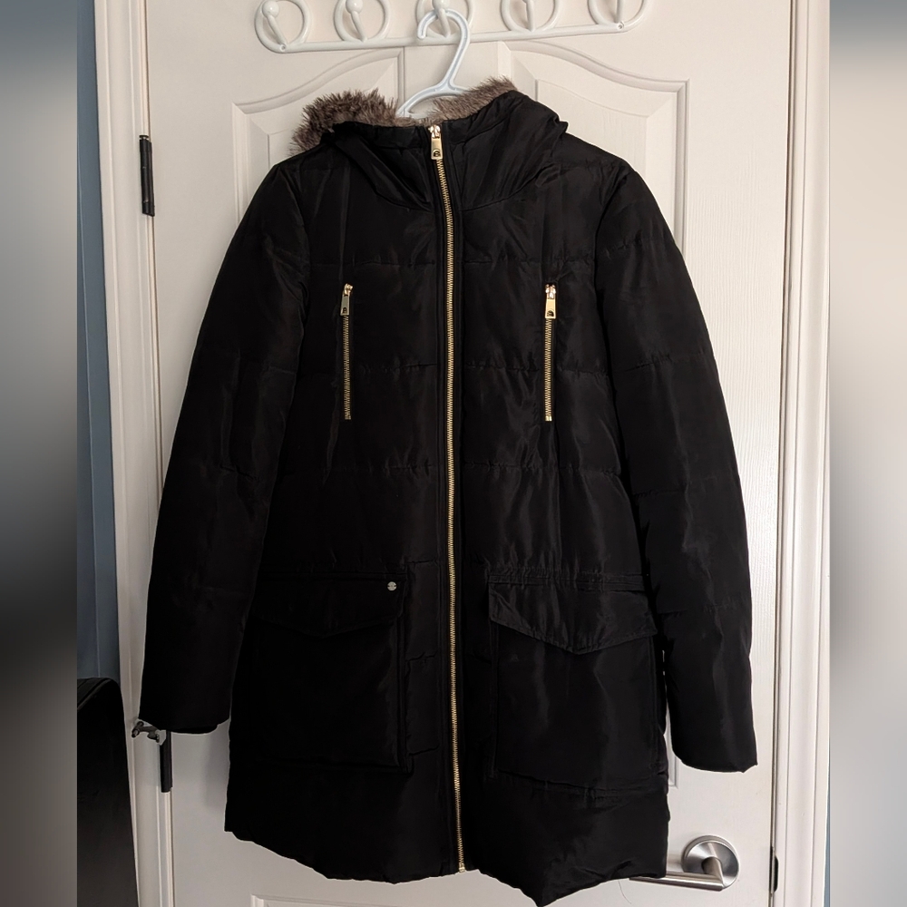 Vero Moda Black Winter Puffer Jacket with Fur Hood And Gold Accents - Medium